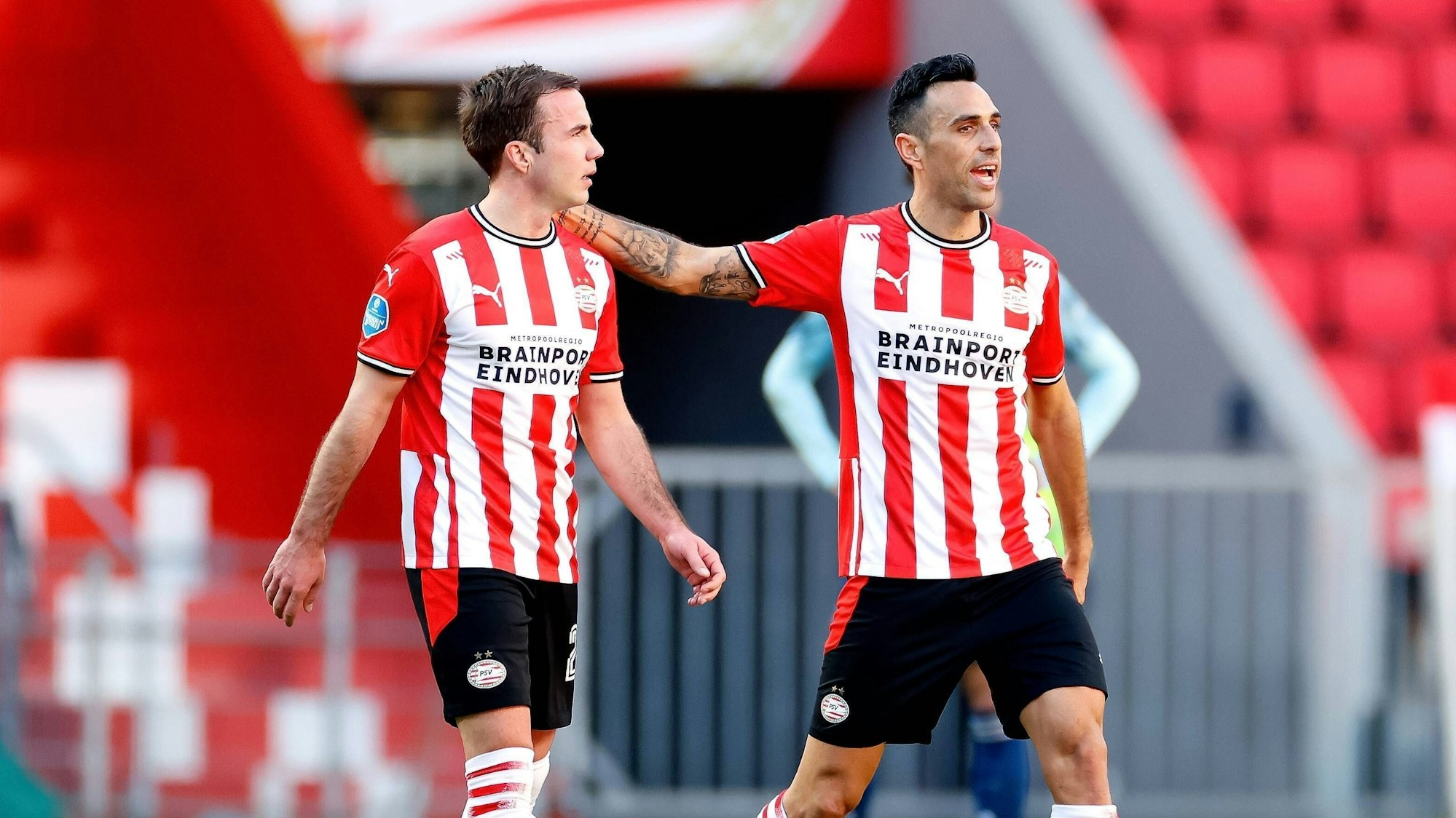 Eran Zahavi legt den Arm um Mario Götze.