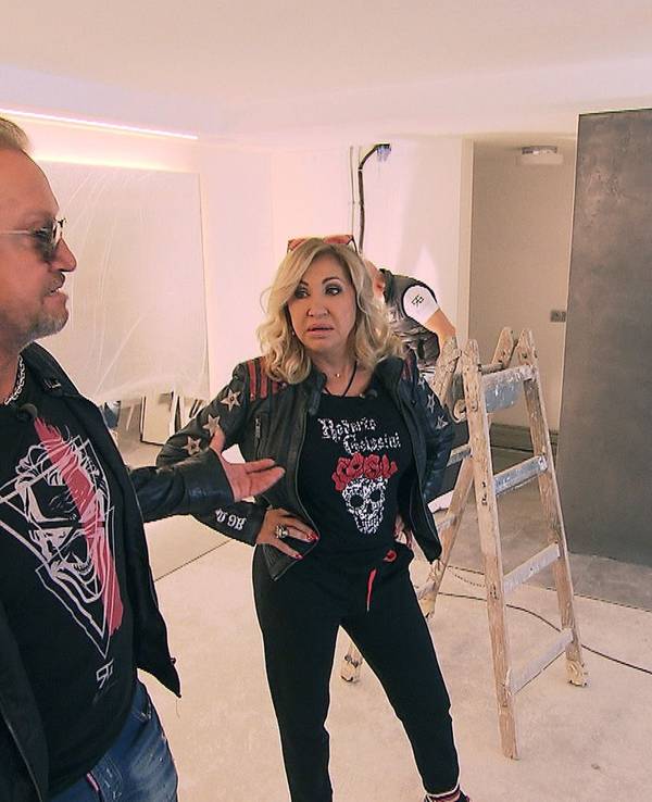 Das neue Apartment ist immer noch im Umbau und Carmen und Robert schauen sich an, was sich seit ihrer letzten Begehung getan hat.