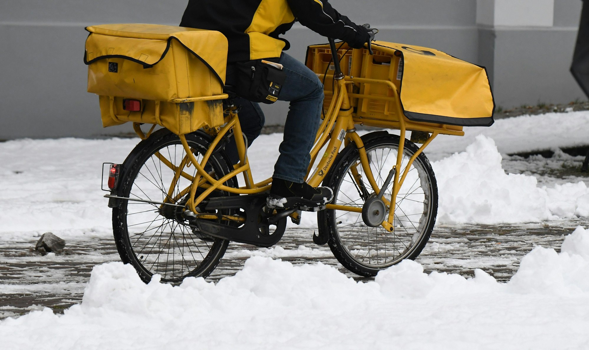 Die Deutsche Post hat viel zu tun: Eine Frau berichtete nun von einem unzustellbaren Brief, der wegen eines fatalen Fehlers zurück zu ihr gekommen war. Unser Symbolbild wurde im Januar 2021 gemacht.
