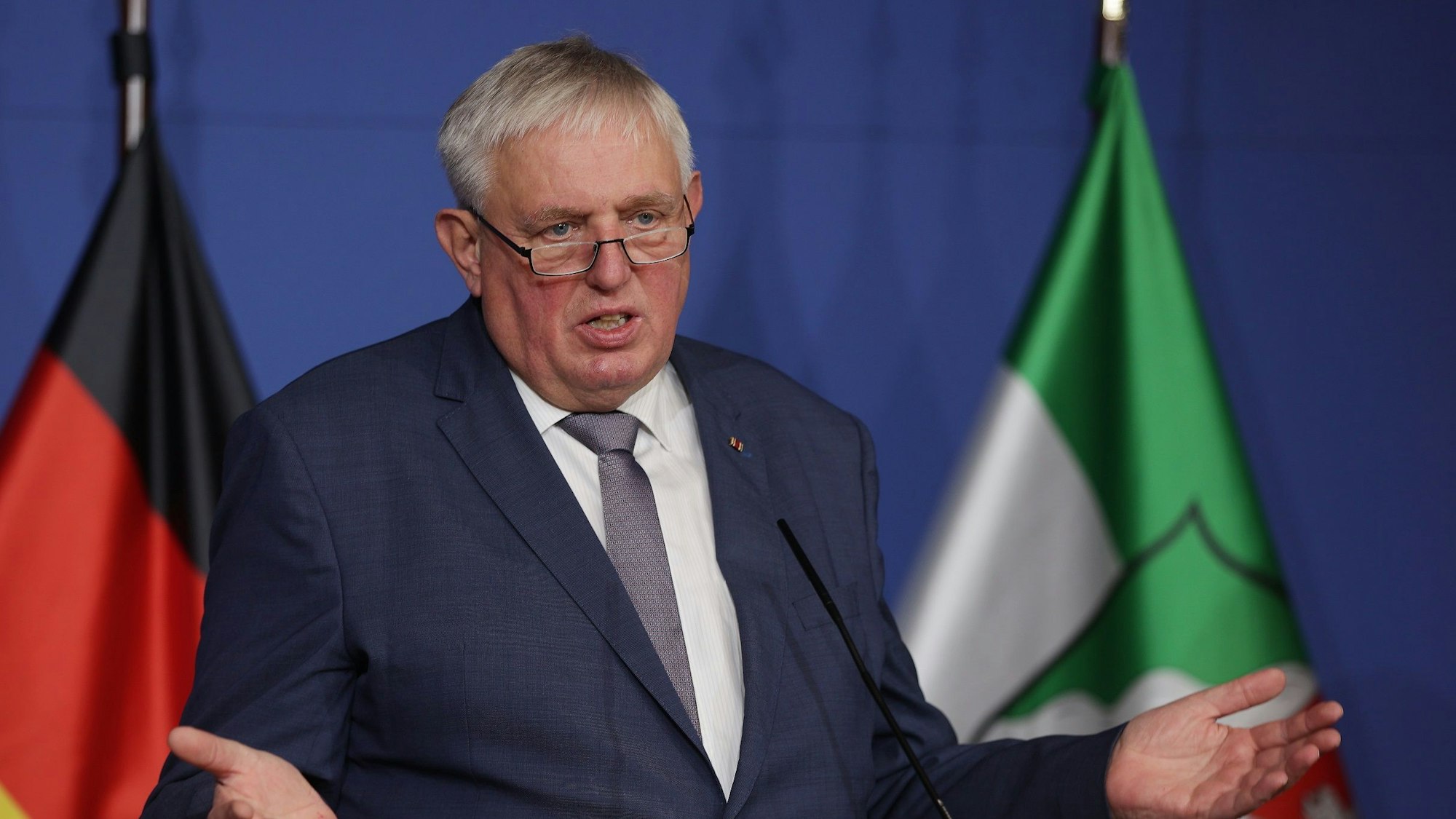 Karl-Josef Laumann, Gesundheitsminister von Nordrhein-Westfalen, spricht bei einer Pressekonferenz in der Staatskanzlei zur aktuellen Corona-Lage.