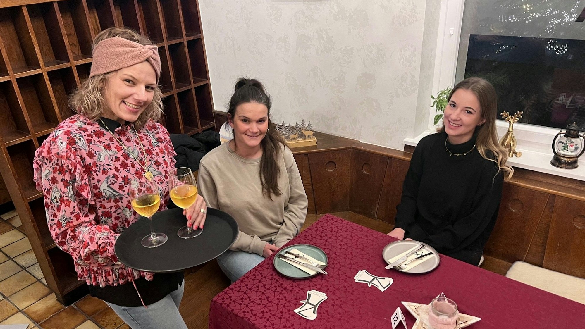 Denise macht ab sofort den Service in der Gaststätte zum Horn in Bergisch Gladbach.