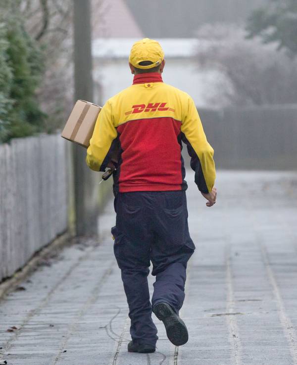 Grund zur Beschwerde: Ein DHL-Kunde ist außer sich, weil er zu Hause war, sein Paket aber nicht bei ihm zugestellt wurde. Was war da los? Unser Symbolbild zeigt einen Paketzusteller von DHL im Jahr 2014.