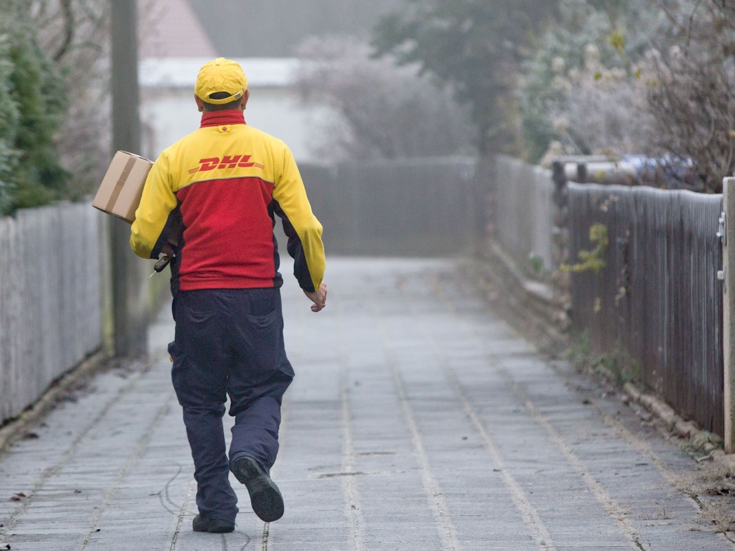 Grund zur Beschwerde: Ein DHL-Kunde ist außer sich, weil er zu Hause war, sein Paket aber nicht bei ihm zugestellt wurde. Was war da los? Unser Symbolbild zeigt einen Paketzusteller von DHL im Jahr 2014.