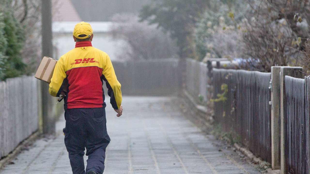 Grund zur Beschwerde: Ein DHL-Kunde ist außer sich, weil er zu Hause war, sein Paket aber nicht bei ihm zugestellt wurde. Was war da los? Unser Symbolbild zeigt einen Paketzusteller von DHL im Jahr 2014.