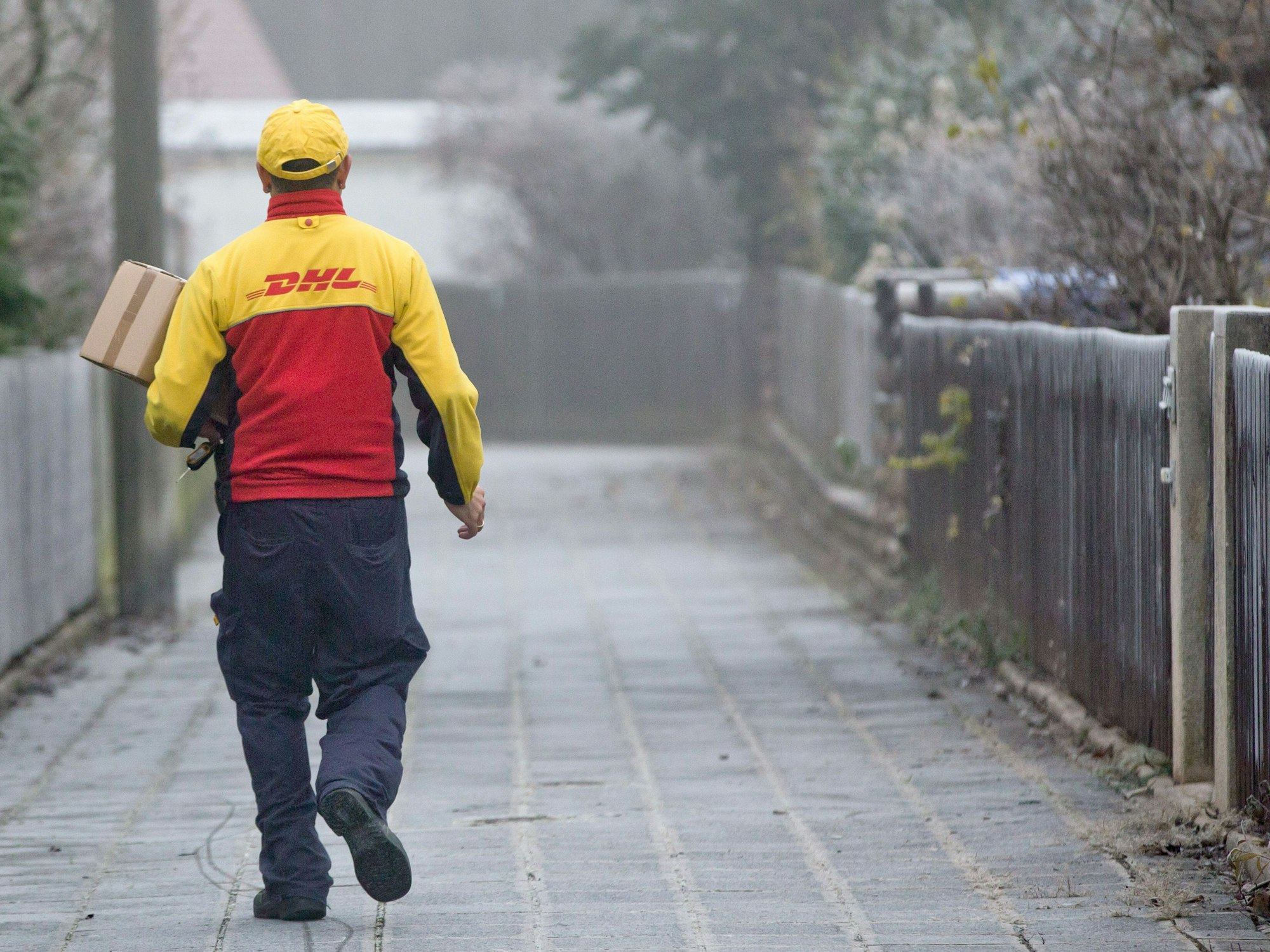 Grund zur Beschwerde: Ein DHL-Kunde ist außer sich, weil er zu Hause war, sein Paket aber nicht bei ihm zugestellt wurde. Was war da los? Unser Symbolbild zeigt einen Paketzusteller von DHL im Jahr 2014.
