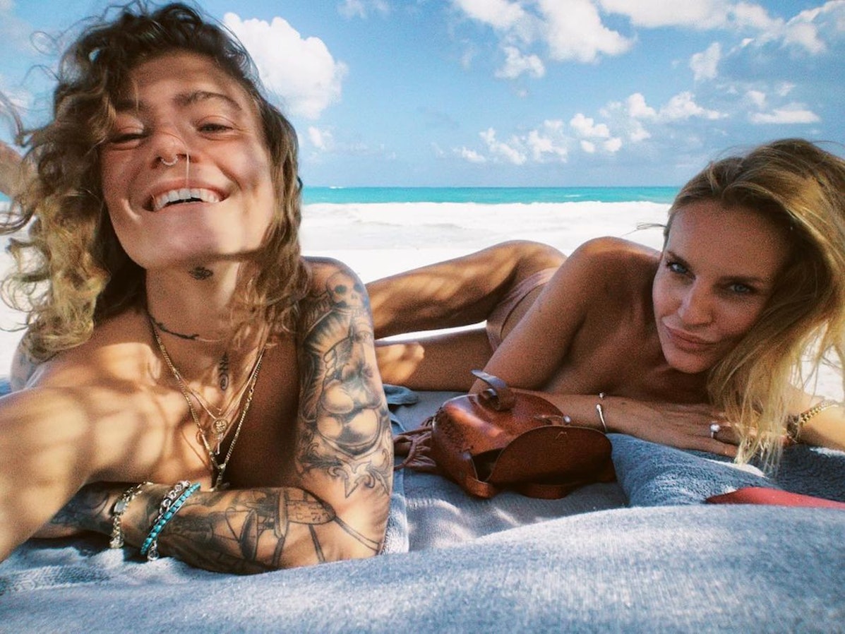 Rebecca Ottke, Tochter von Ex-Box-Weltmeister Sven Ottke, zeigt sich auf einem Selfie mit einer Freundin am Strand.