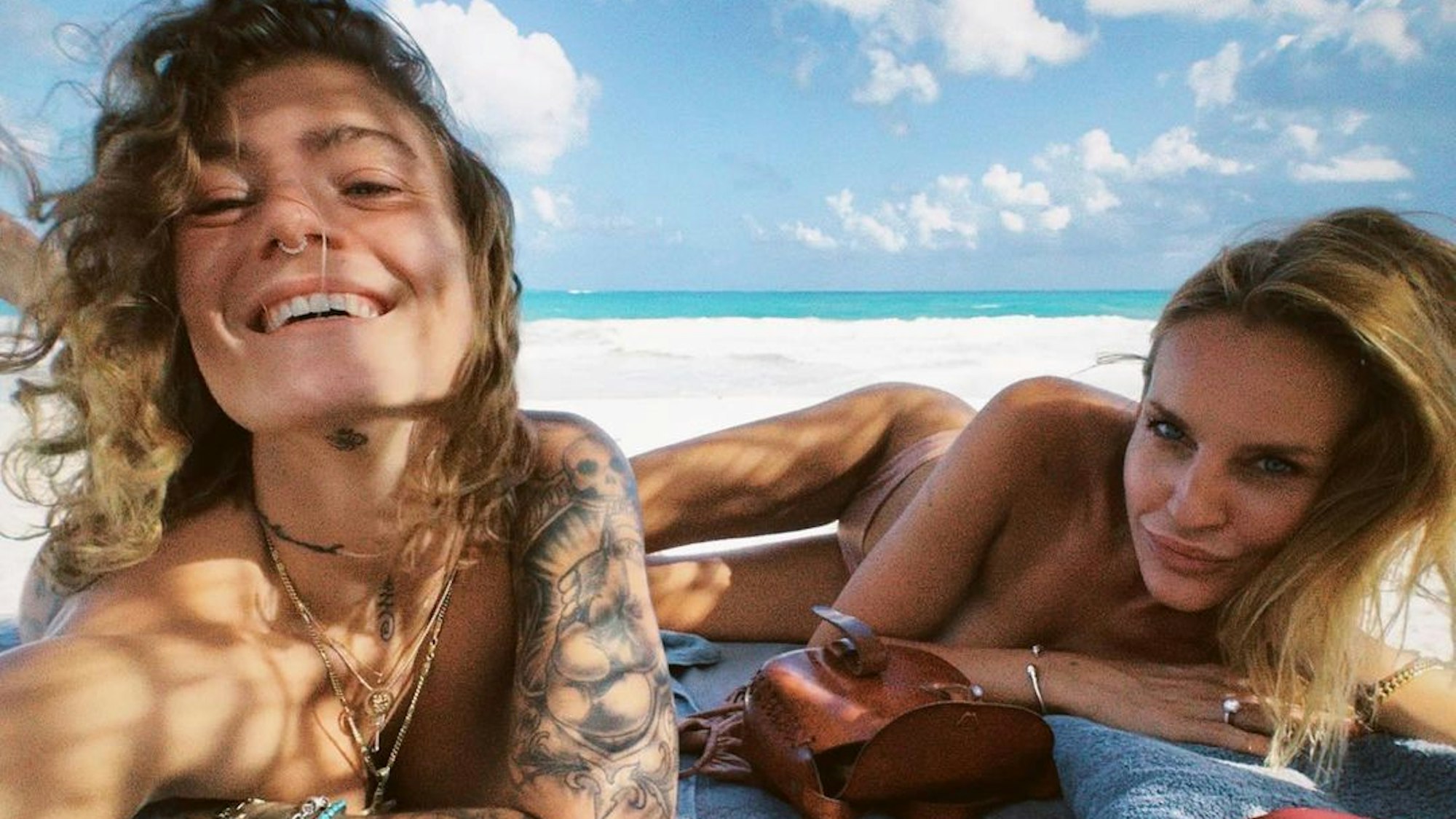 Rebecca Ottke, Tochter von Ex-Box-Weltmeister Sven Ottke, zeigt sich auf einem Selfie mit einer Freundin am Strand.