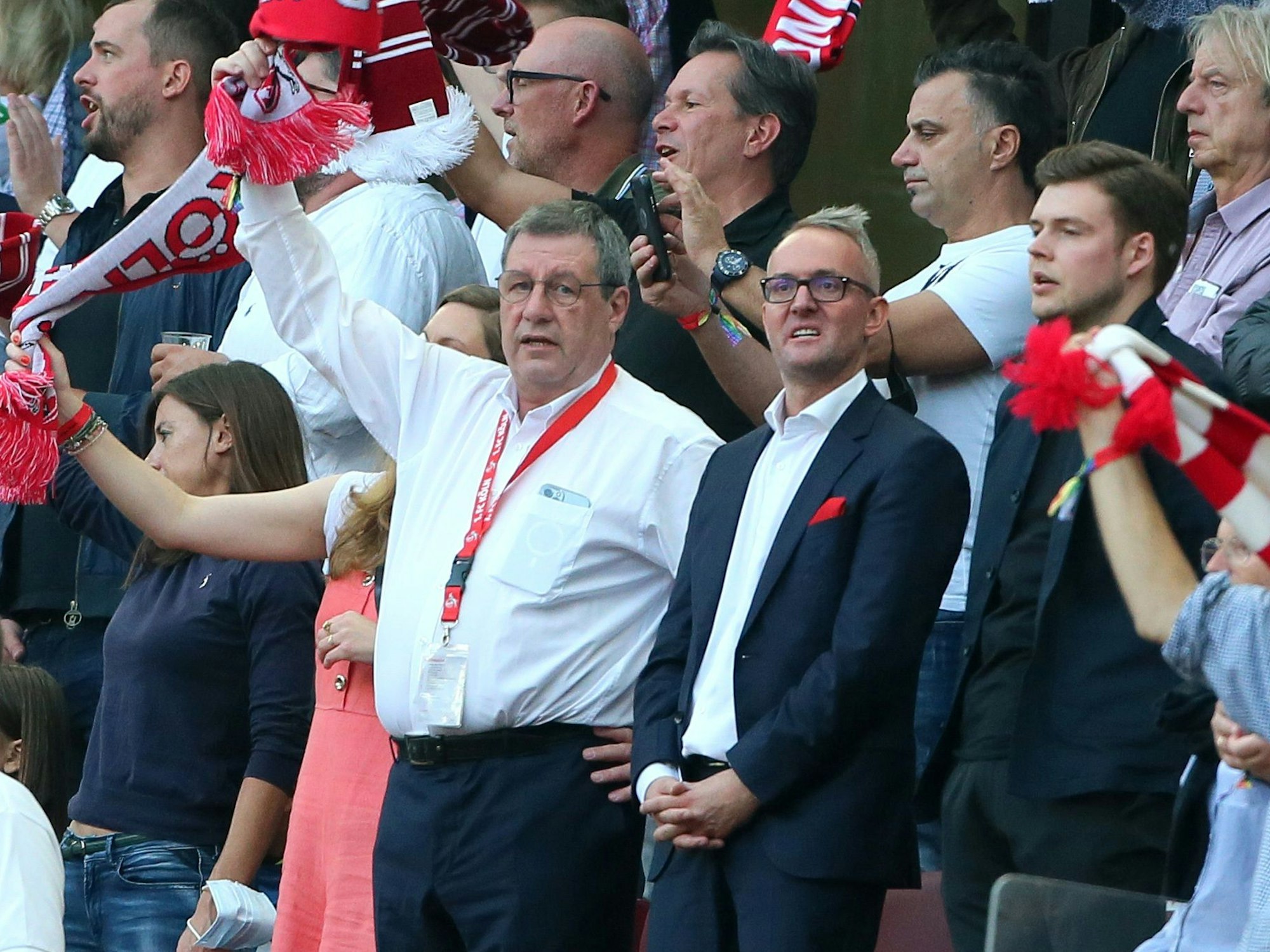 FC-Präsident Werner Wolf und Geschäftsführer Alexander Wehrle singen im Rhein-Energie-Stadion.