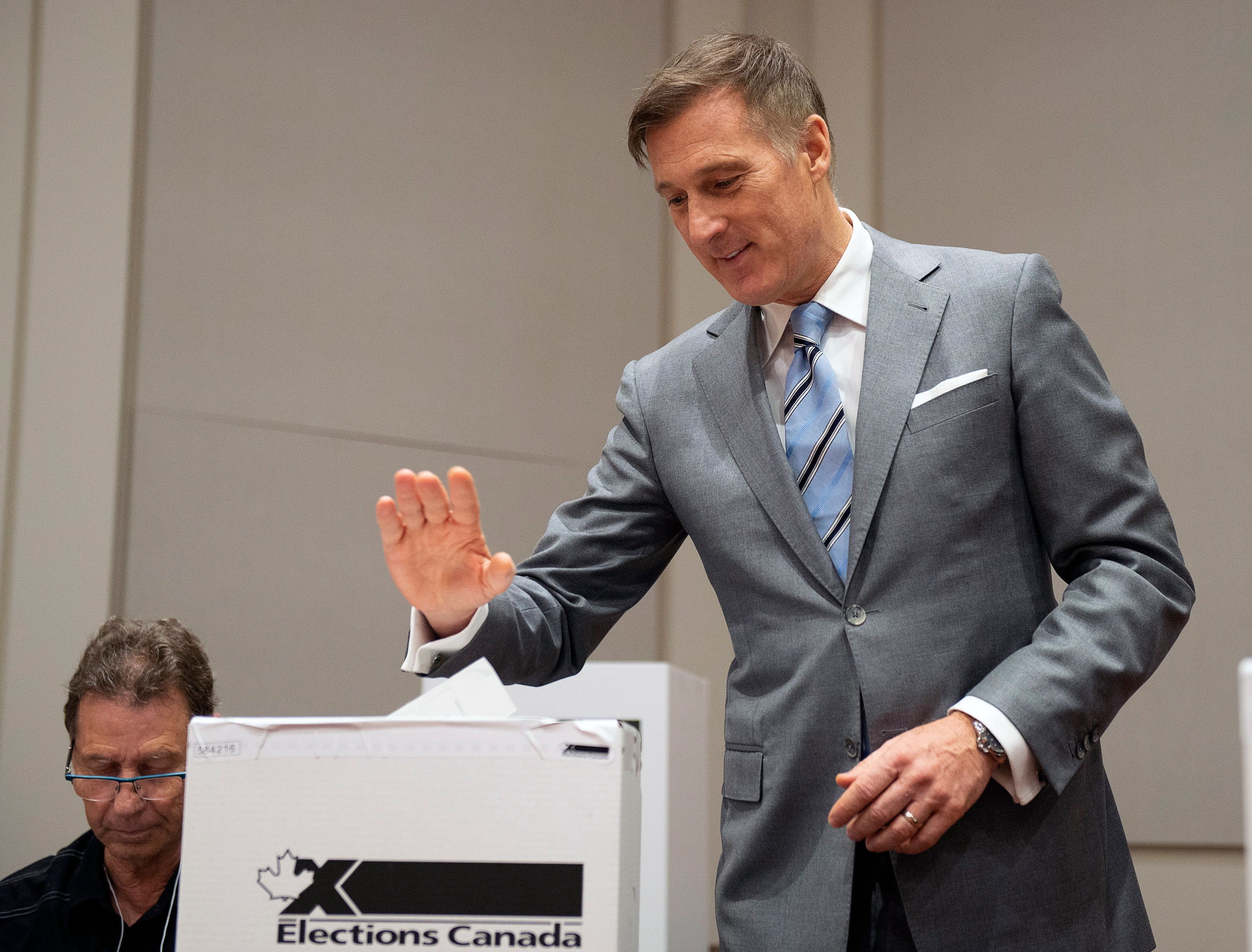Maxime Bernier, Gründer und Vorsitzender der Volkspartei von Kanada, wirft seinen Stimmzettel in einem Wahllokal in eine Wahlurne. Im flächenmäßig zweitgrößten Land der Welt hat die Parlamentswahl begonnen.