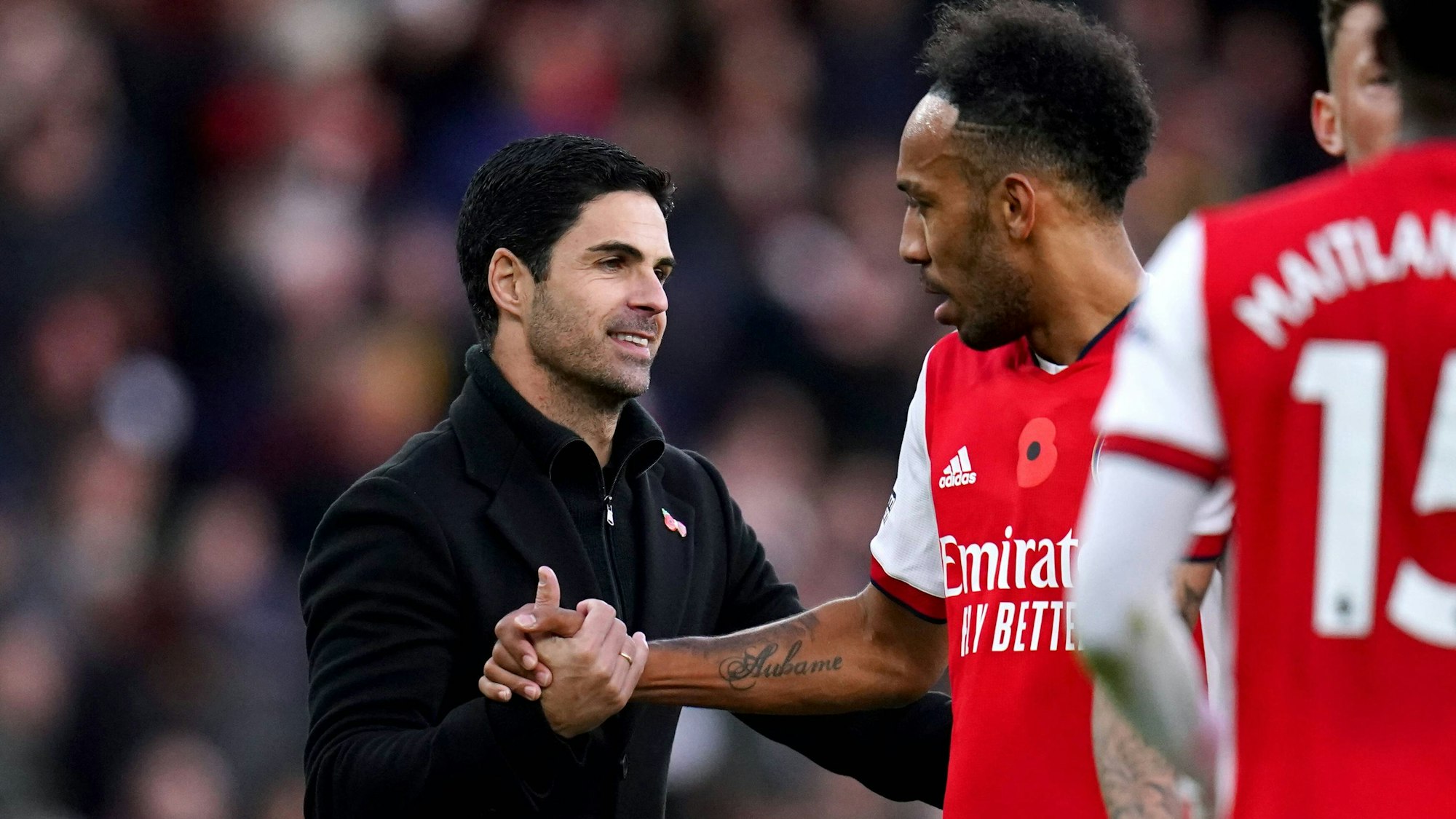 Mikel Arteta gibt Pierre-Emerick Aubameyang die Hand.