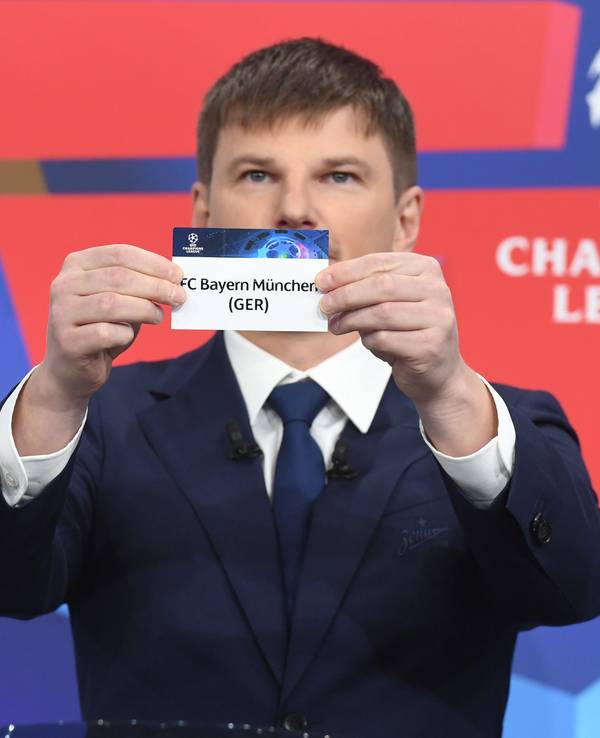 Andrey Arshavin zeigt bei der Auslosung der Champions League das Los FC Bayern München.