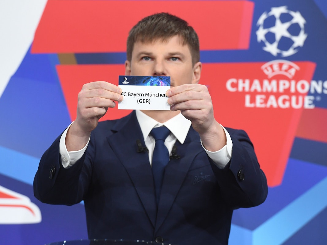 Andrey Arshavin zeigt bei der Auslosung der Champions League das Los FC Bayern München.