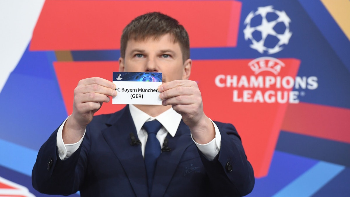 Andrey Arshavin zeigt bei der Auslosung der Champions League das Los FC Bayern München.