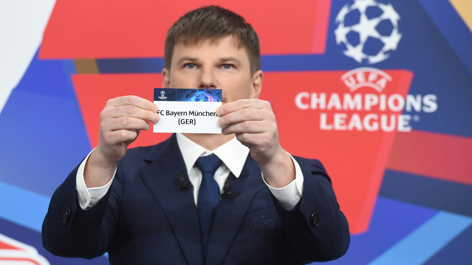 Andrey Arshavin zeigt bei der Auslosung der Champions League das Los FC Bayern München.