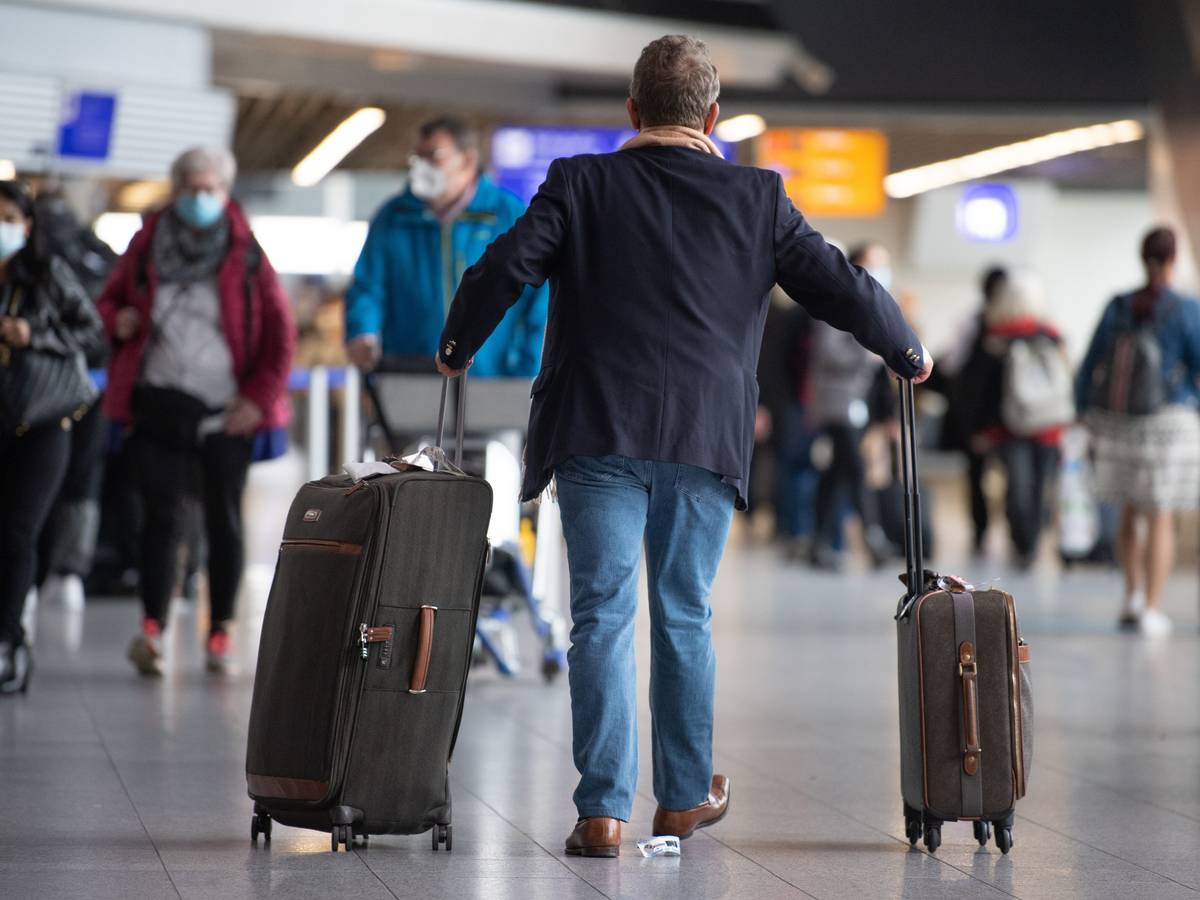 Ein Passagier läuft mit seinem Gepäck am Flughafen Frankfurt.