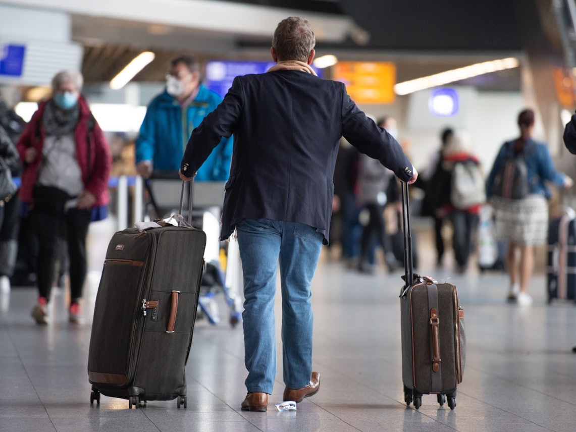 Ein Passagier läuft mit seinem Gepäck am Flughafen Frankfurt.