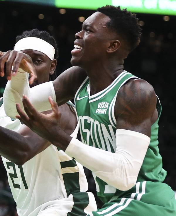 Dennis Schröder befindet sich im Zweikampf um den Ball mit Jrue Holiday.