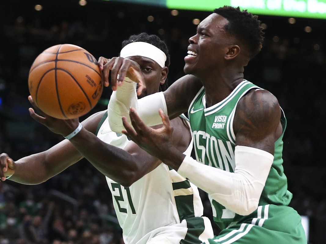 Dennis Schröder befindet sich im Zweikampf um den Ball mit Jrue Holiday.