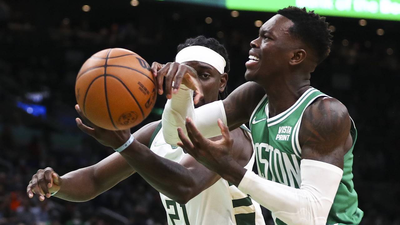 Dennis Schröder befindet sich im Zweikampf um den Ball mit Jrue Holiday.