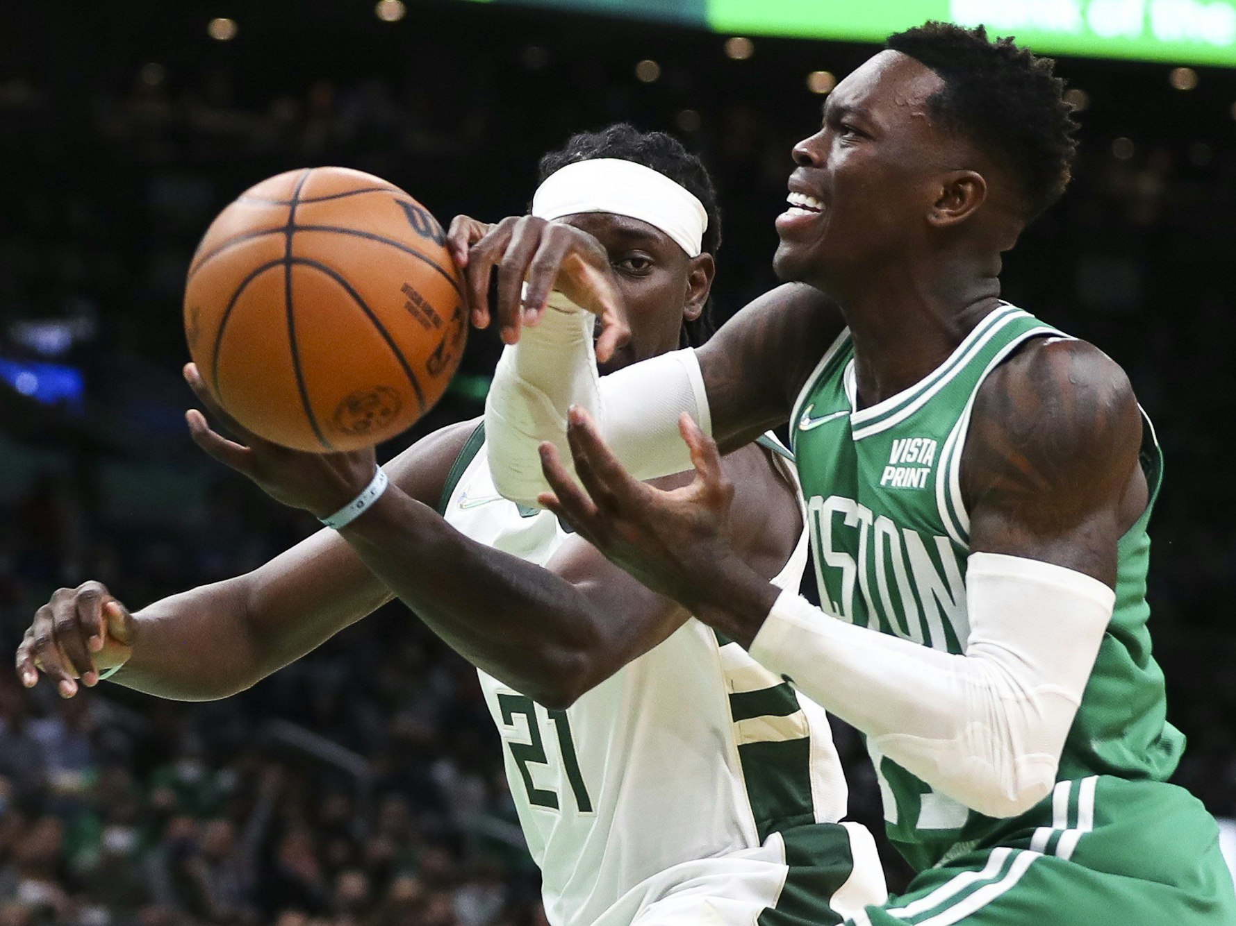 Dennis Schröder befindet sich im Zweikampf um den Ball mit Jrue Holiday.