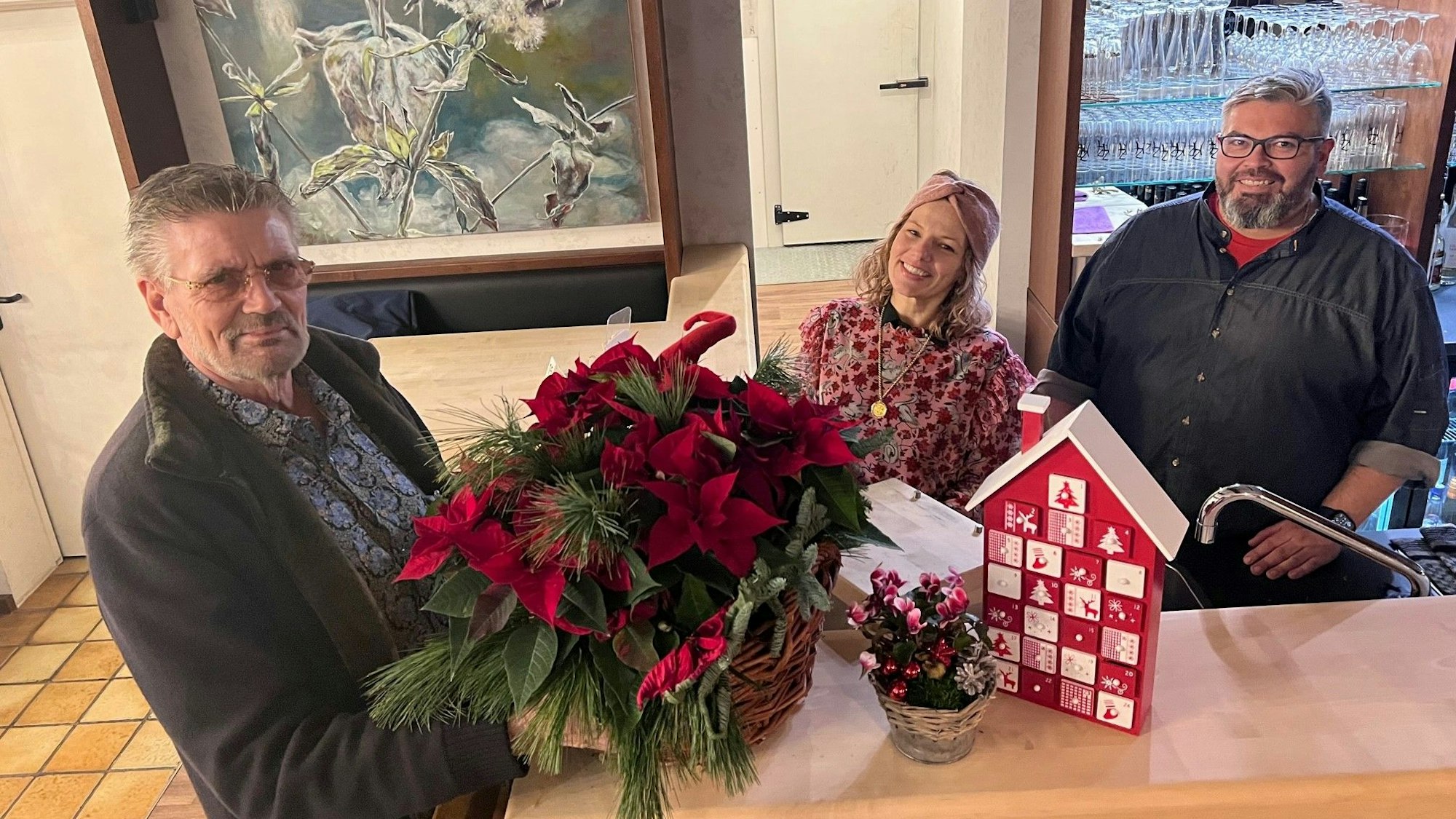 Günther Klum (l.) mit den neuen Pächtern seiner Gaststätte "Zum Horn", Denise und Roberto Humeres-Gonzalez.