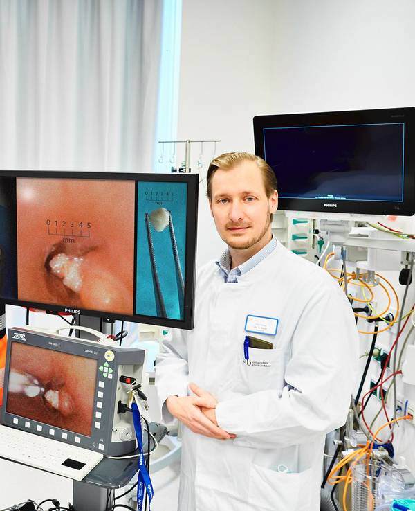 (v. l.) Prof. Andreas Müller, Direktor der Neonatologie/Kinderintensivmedizin, Dr. Till Dresbach, Leitender Oberarzt Neonatologie/Kinderintensivmedizin, und Dr. Thorsten Send, Oberarzt Hals-Nasen-Ohren-Klinik am UKB vor einem Befund.
