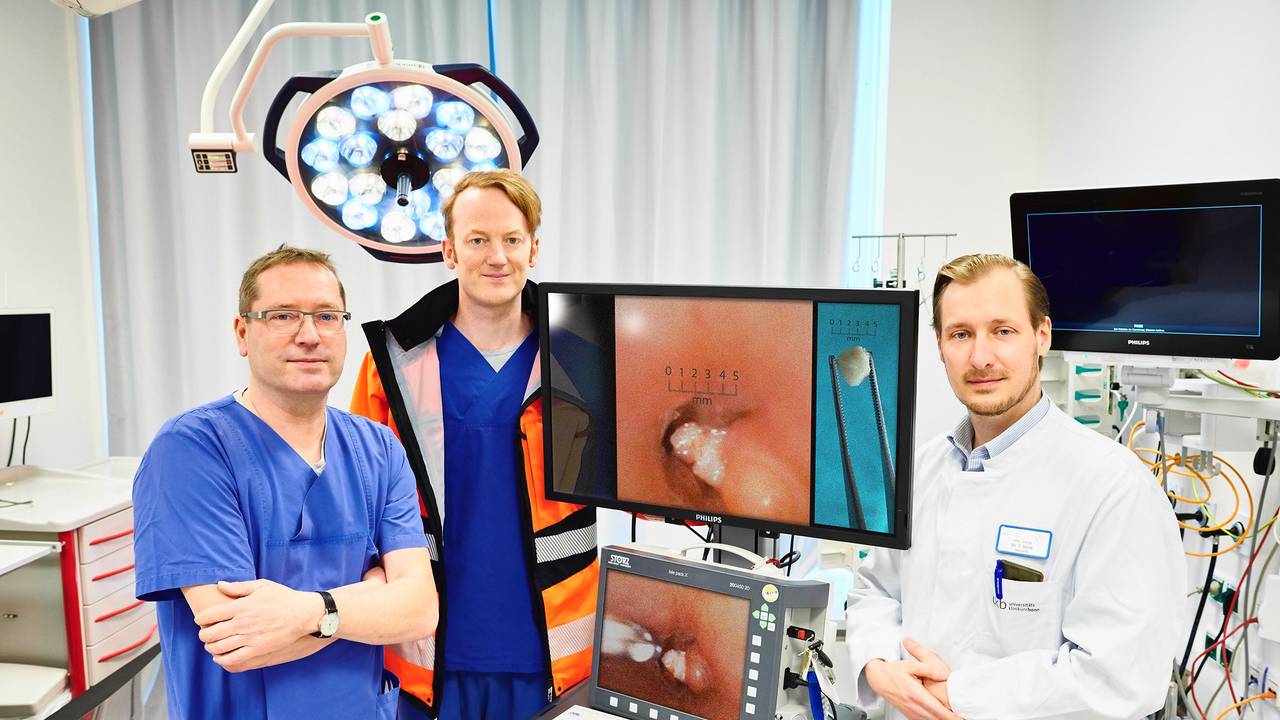 (v. l.) Prof. Andreas Müller, Direktor der Neonatologie/Kinderintensivmedizin, Dr. Till Dresbach, Leitender Oberarzt Neonatologie/Kinderintensivmedizin, und Dr. Thorsten Send, Oberarzt Hals-Nasen-Ohren-Klinik am UKB vor einem Befund.