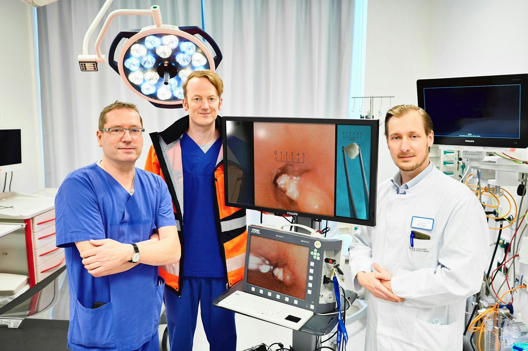 (v. l.) Prof. Andreas Müller, Direktor der Neonatologie/Kinderintensivmedizin, Dr. Till Dresbach, Leitender Oberarzt Neonatologie/Kinderintensivmedizin, und Dr. Thorsten Send, Oberarzt Hals-Nasen-Ohren-Klinik am UKB vor einem Befund.