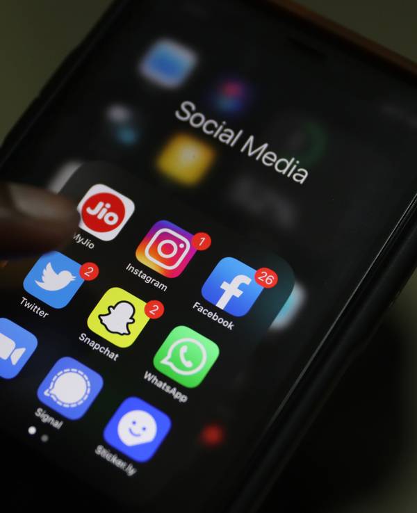 Die Apps von sozialen Netzwerken und Messengerdiensten von oben links: MyJio, Instagram, Facebook, Twitter, Snapchat, WhatsApp, Zoom, Signal, Sticker.ly sind auf einem Smartphone-Bildschirm zu sehen. Rund sechs Stunden ohne Facebook, WhatsApp und Instagram: Ein ungewöhnlich langer Total-Ausfall hat am Montag Milliarden Nutzern des Online-Netzwerks zugesetzt.