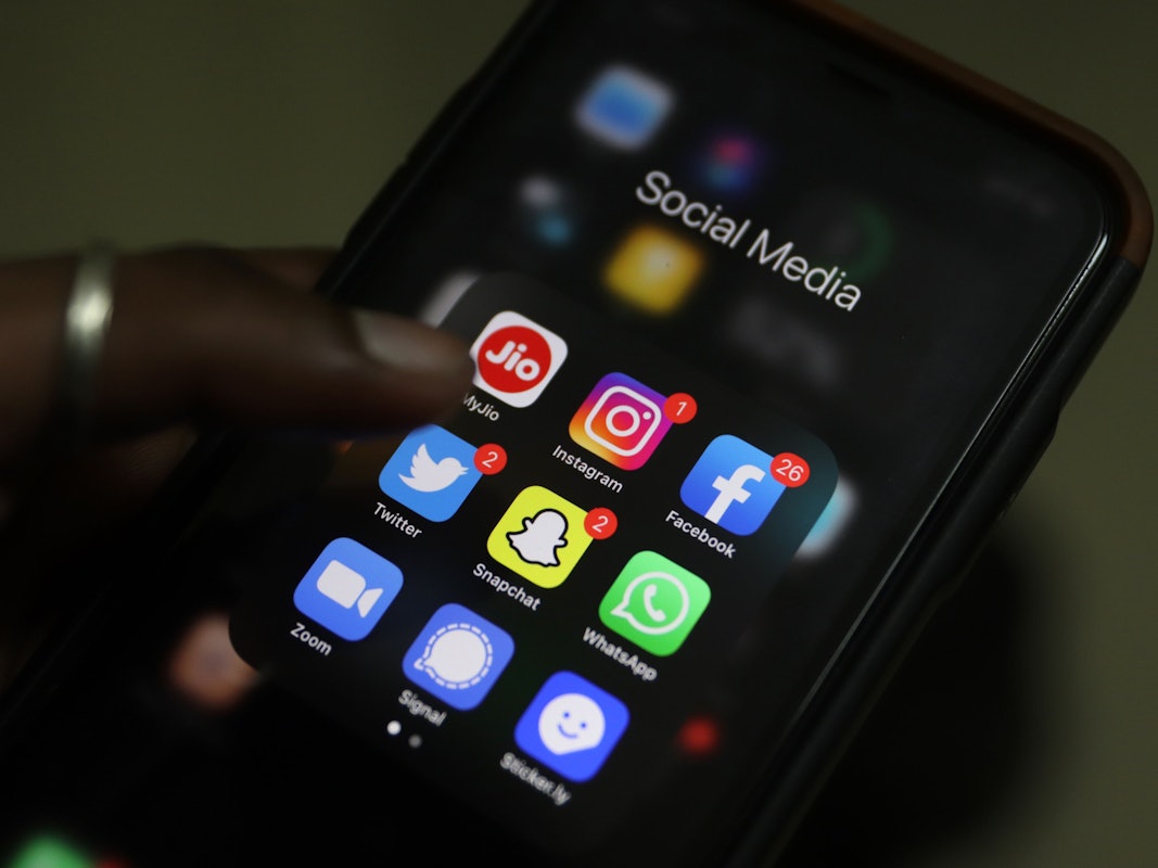 Die Apps von sozialen Netzwerken und Messengerdiensten von oben links: MyJio, Instagram, Facebook, Twitter, Snapchat, WhatsApp, Zoom, Signal, Sticker.ly sind auf einem Smartphone-Bildschirm zu sehen. Rund sechs Stunden ohne Facebook, WhatsApp und Instagram: Ein ungewöhnlich langer Total-Ausfall hat am Montag Milliarden Nutzern des Online-Netzwerks zugesetzt.