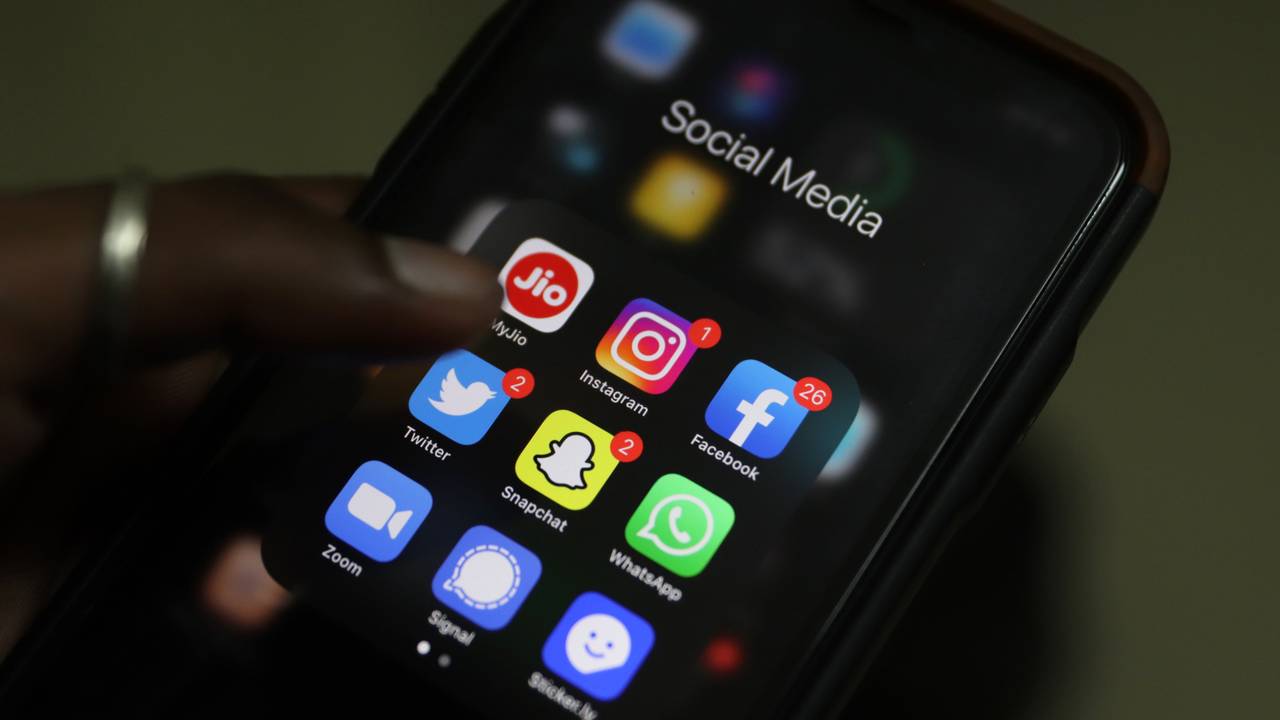 Die Apps von sozialen Netzwerken und Messengerdiensten von oben links: MyJio, Instagram, Facebook, Twitter, Snapchat, WhatsApp, Zoom, Signal, Sticker.ly sind auf einem Smartphone-Bildschirm zu sehen. Rund sechs Stunden ohne Facebook, WhatsApp und Instagram: Ein ungewöhnlich langer Total-Ausfall hat am Montag Milliarden Nutzern des Online-Netzwerks zugesetzt.