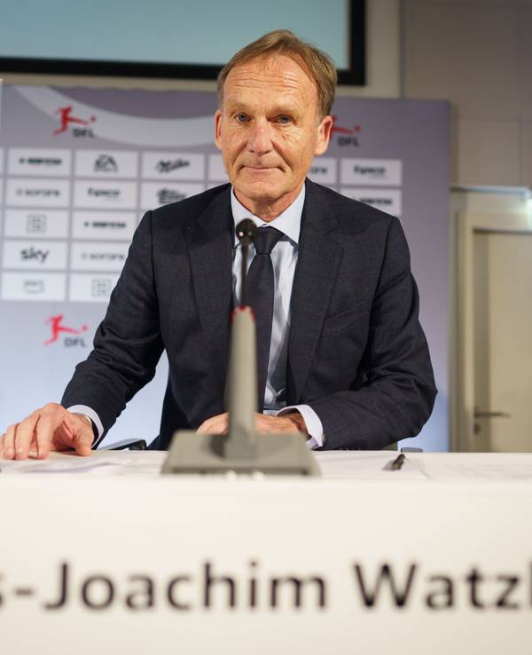Hans-Joachim Watzke, der designierte Aufsichtsratsvorsitzende der Deutschen Fußball Liga (DFL), sitzt bei einer Pressekonferenz im Anschluss an die DFL-Mitgliederversammlung in einem Hotel am Flughafen, auf der inhaltliche und personelle Weichen für die Zukunft gestellt wurden.