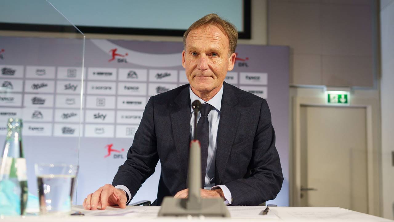 Hans-Joachim Watzke, der designierte Aufsichtsratsvorsitzende der Deutschen Fußball Liga (DFL), sitzt bei einer Pressekonferenz im Anschluss an die DFL-Mitgliederversammlung in einem Hotel am Flughafen, auf der inhaltliche und personelle Weichen für die Zukunft gestellt wurden.