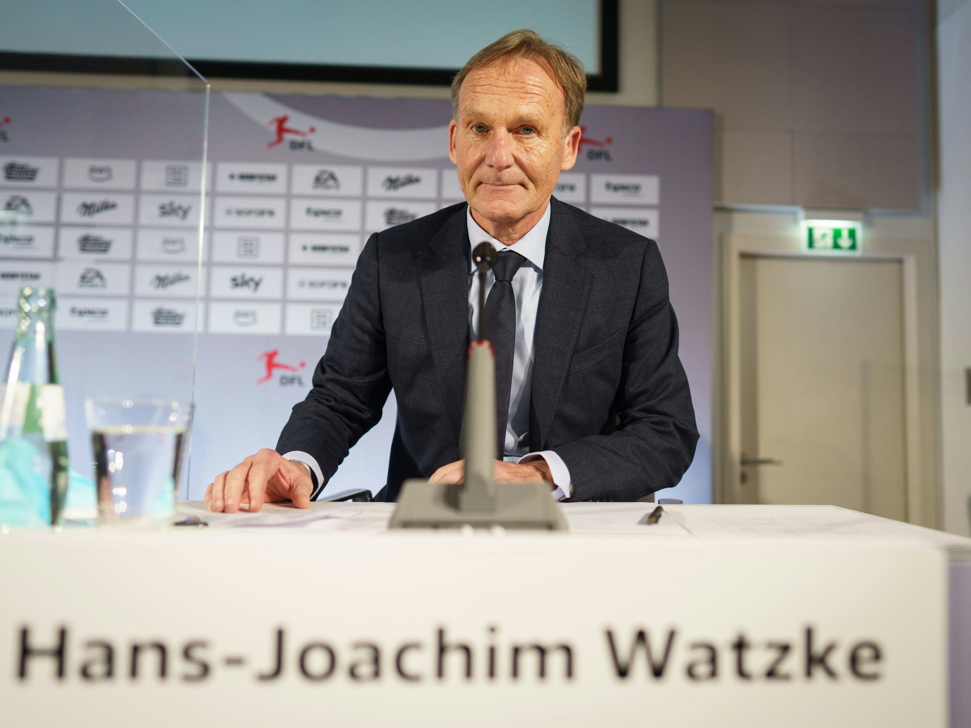 Hans-Joachim Watzke, der designierte Aufsichtsratsvorsitzende der Deutschen Fußball Liga (DFL), sitzt bei einer Pressekonferenz im Anschluss an die DFL-Mitgliederversammlung in einem Hotel am Flughafen, auf der inhaltliche und personelle Weichen für die Zukunft gestellt wurden.