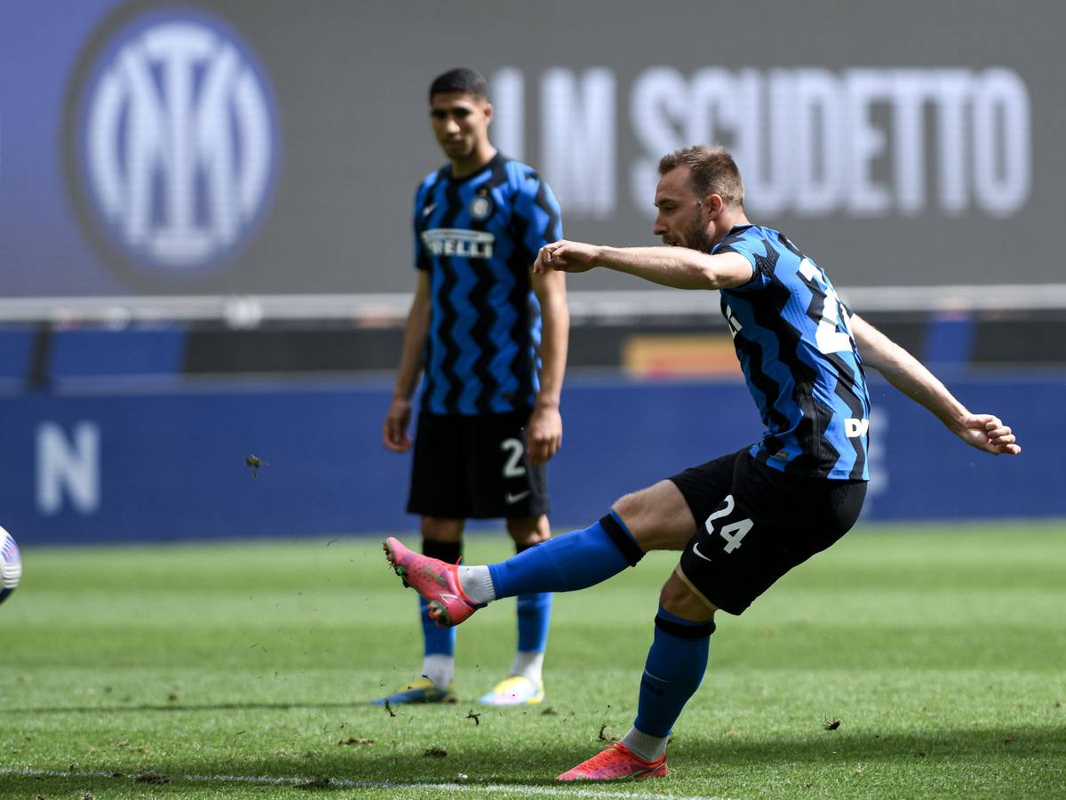 Christian Eriksen (r) von Inter Mailand schießt das Tor zum 2:0.