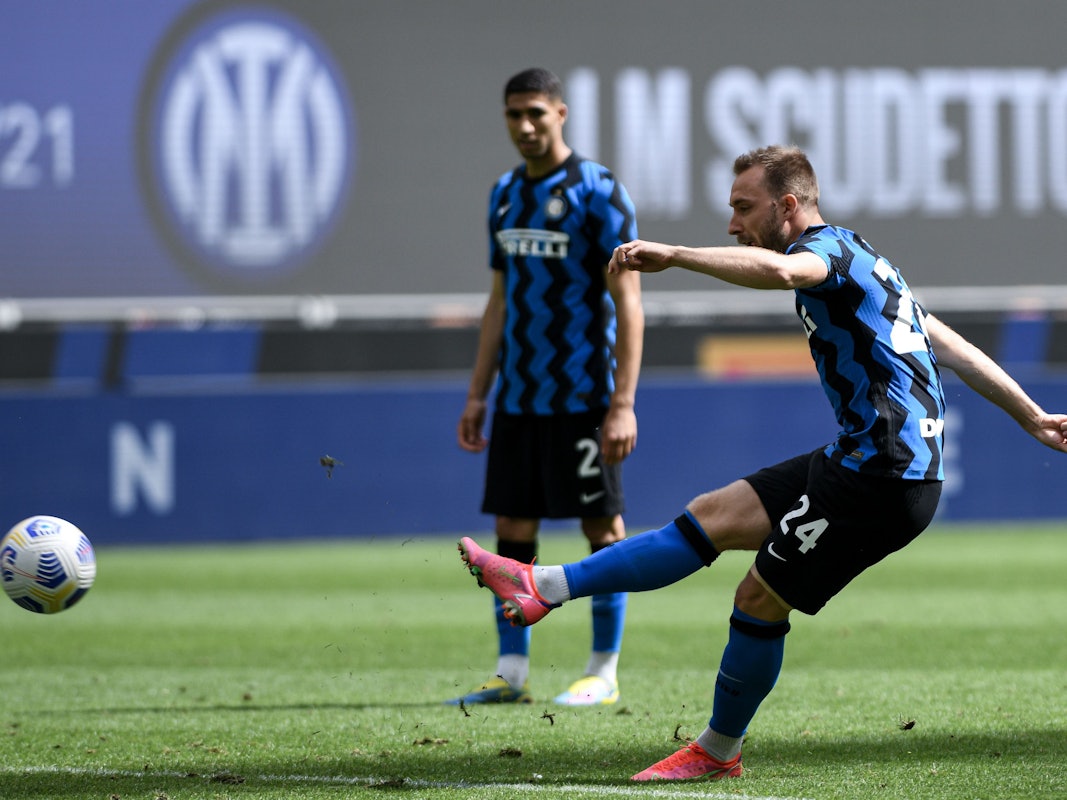 Christian Eriksen (r) von Inter Mailand schießt das Tor zum 2:0.