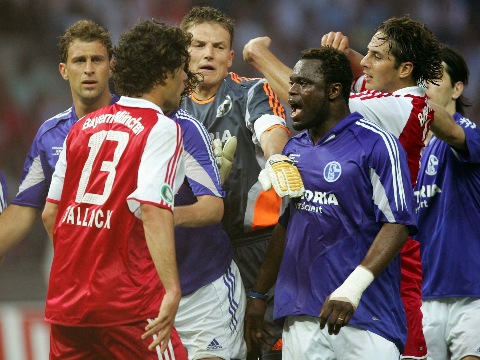 Michael Ballack und Gerald Asamoah brüllen sich an. Im Hintergrund tummeln sich Frank Rost, Marcelo Bordon und Claudio Pizarro.