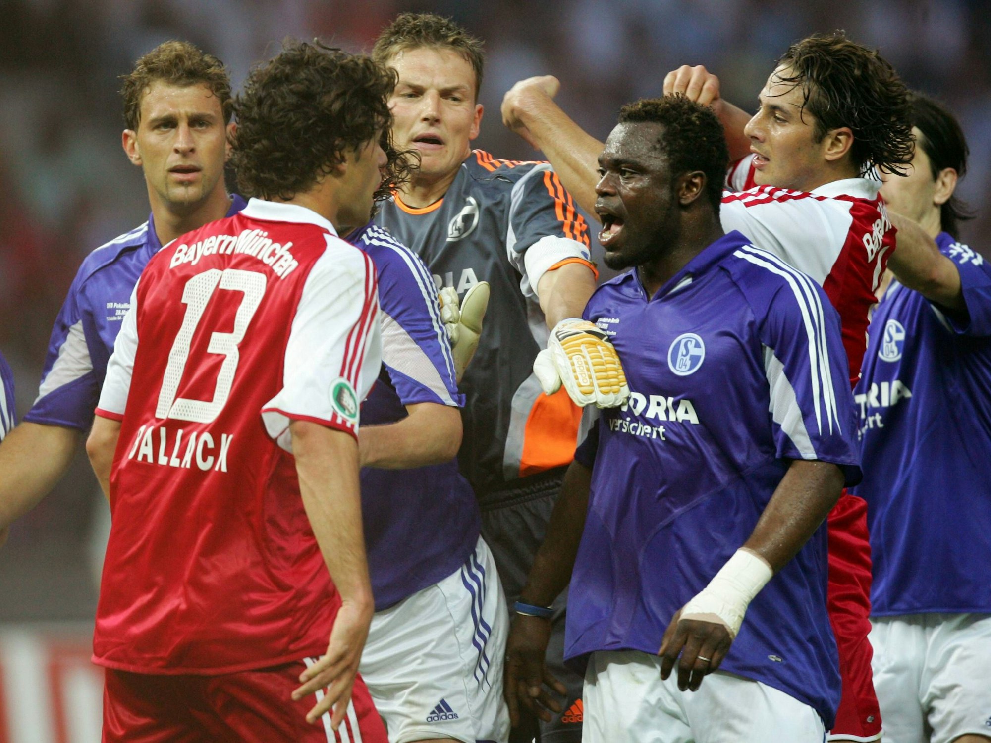 Michael Ballack und Gerald Asamoah brüllen sich an. Im Hintergrund tummeln sich Frank Rost, Marcelo Bordon und Claudio Pizarro.