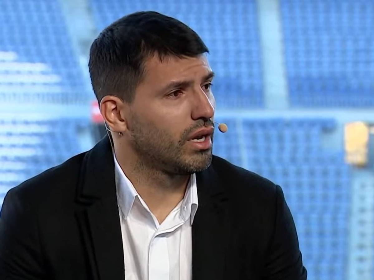 Stürmer-Star Sergio Aguero sitzt weinend auf der Bühne