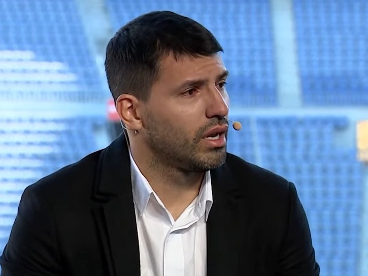 Stürmer-Star Sergio Aguero sitzt weinend auf der Bühne