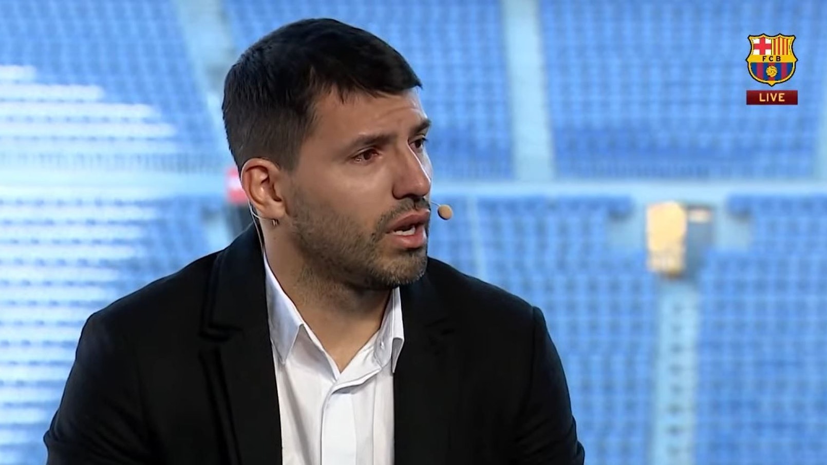 Stürmer-Star Sergio Aguero sitzt weinend auf der Bühne