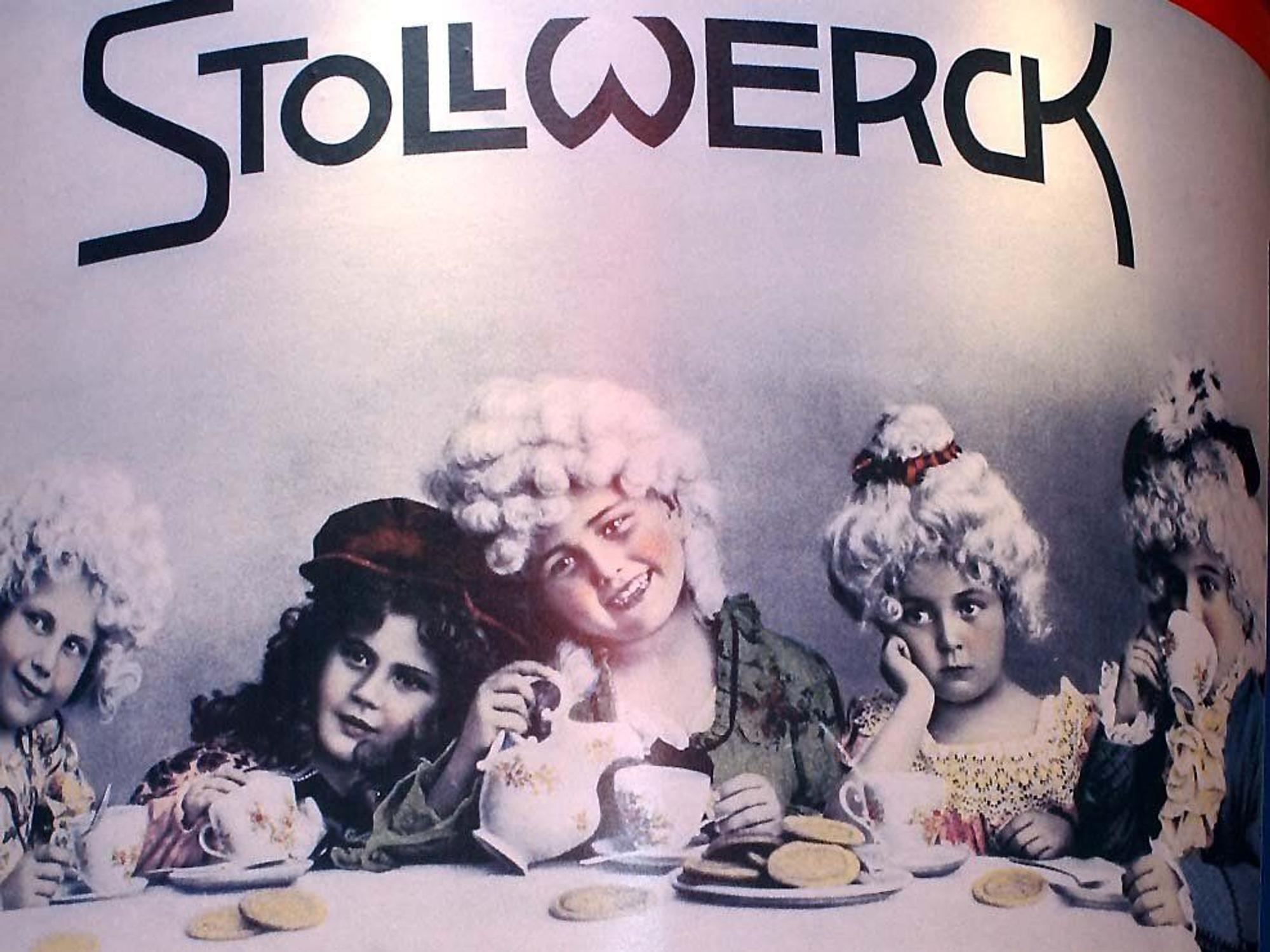 Ein historisches Plakat der Schokoladenfabrik Stollwerck hängt am Freitag (26.04.2002) im Kölner Schokoladenmuseum.