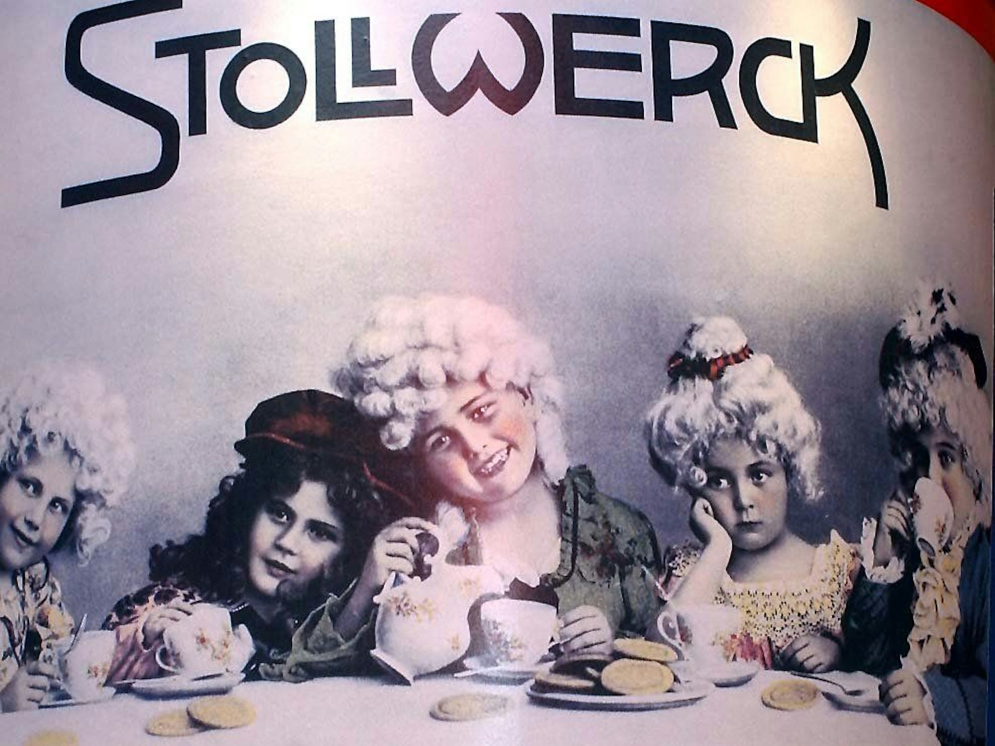 Ein historisches Plakat der Schokoladenfabrik Stollwerck hängt am Freitag (26.04.2002) im Kölner Schokoladenmuseum.