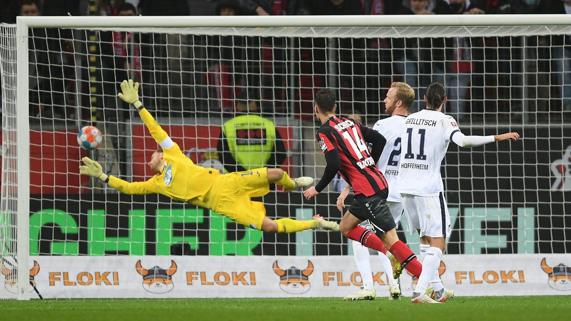 Patrik Schick trifft per Kopf für Bayer Leverkusen.
