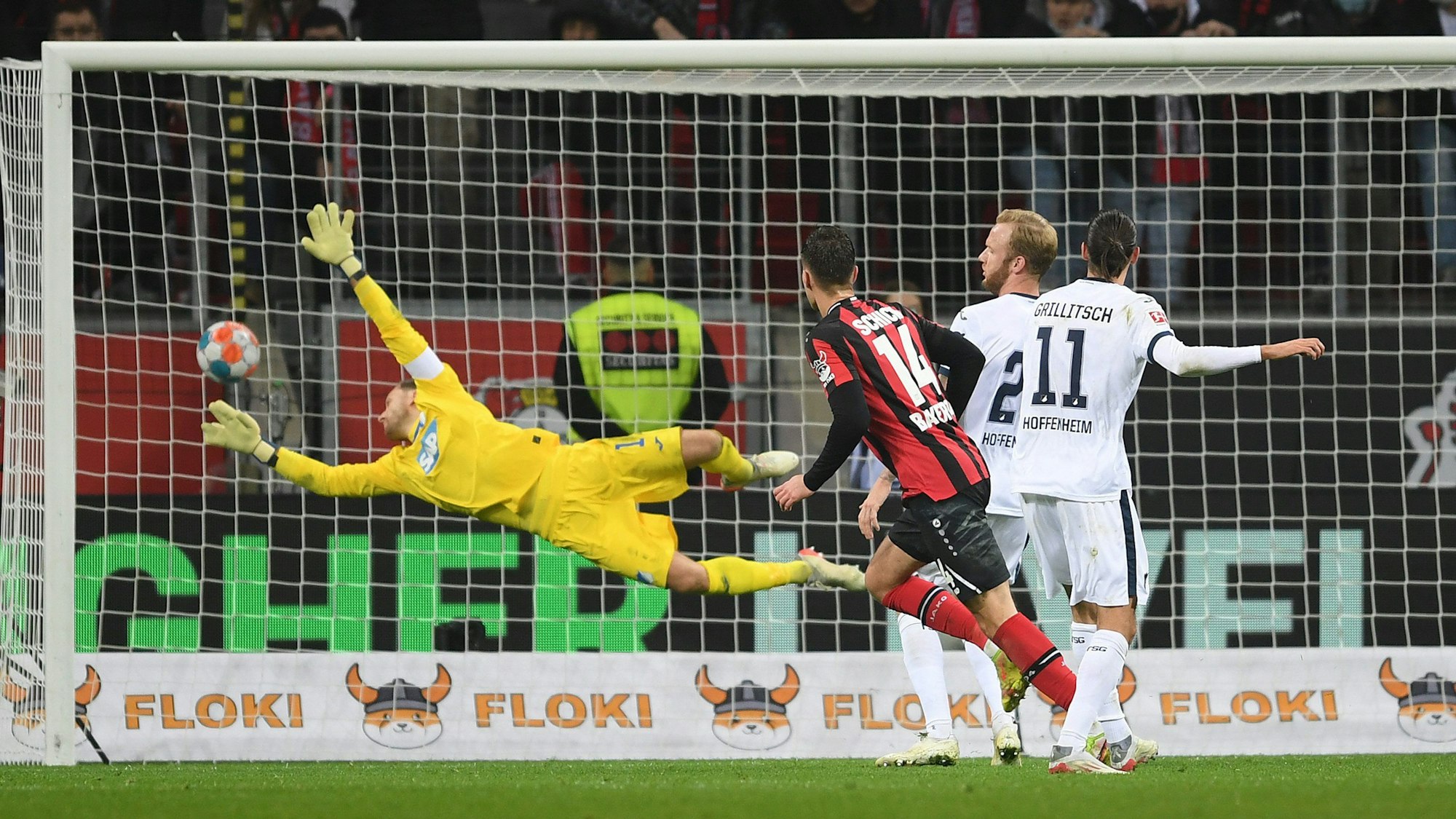 Patrik Schick trifft per Kopf für Bayer Leverkusen.