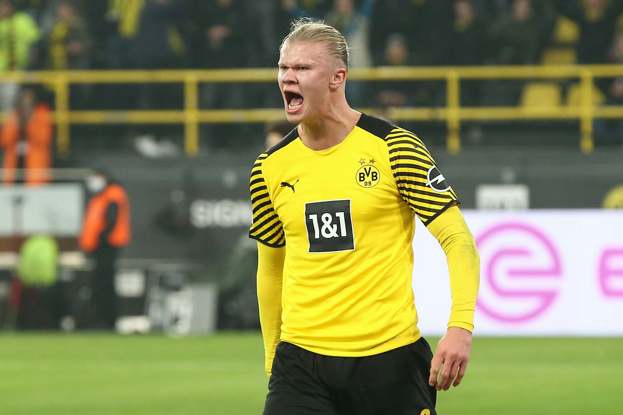 Erling Haaland  jubelt über sein Tor gegen Fürth.