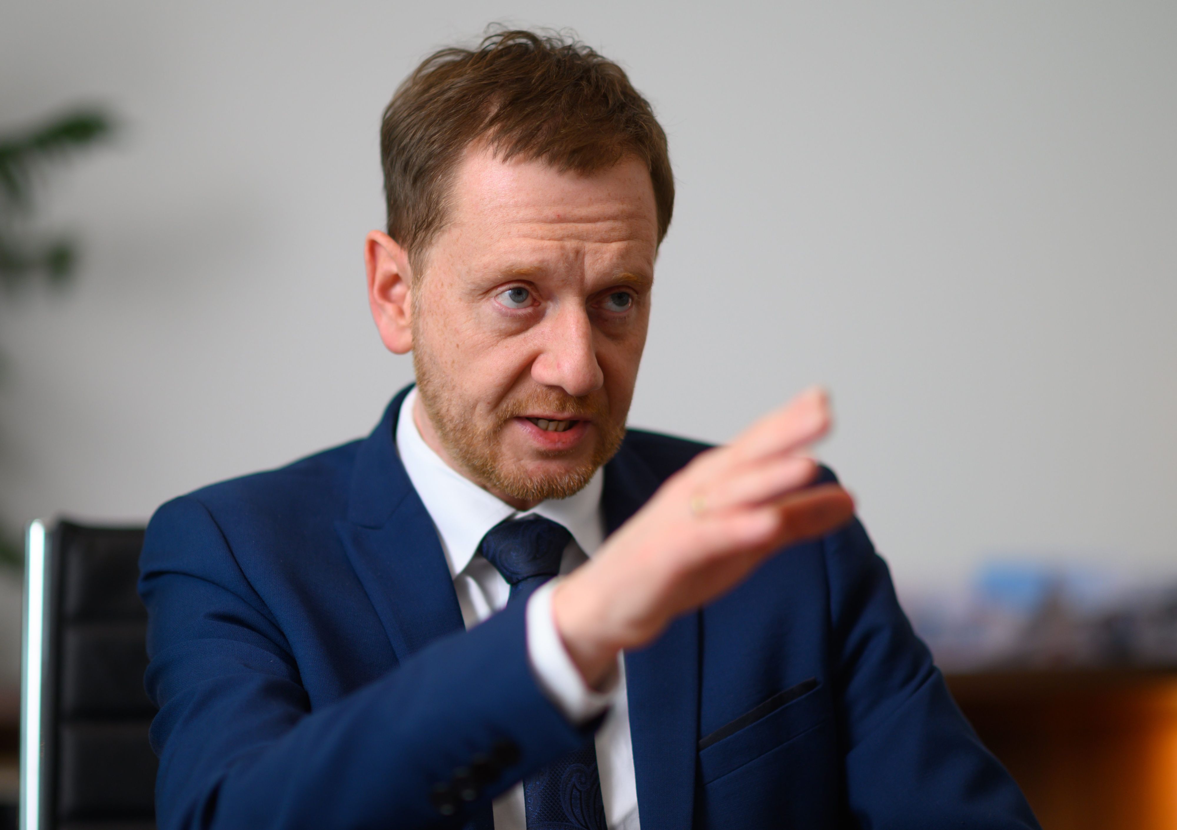 Michael Kretschmer, Ministerpräsident von Sachsen, gestikuliert bei einem Interview am 8. Dezember 2021. Wegen Morddrohungen bei Telegram hat die Polizei am Mittwoch (15. Dezember 2021) mehrere Objekte in Dresden durchsucht.