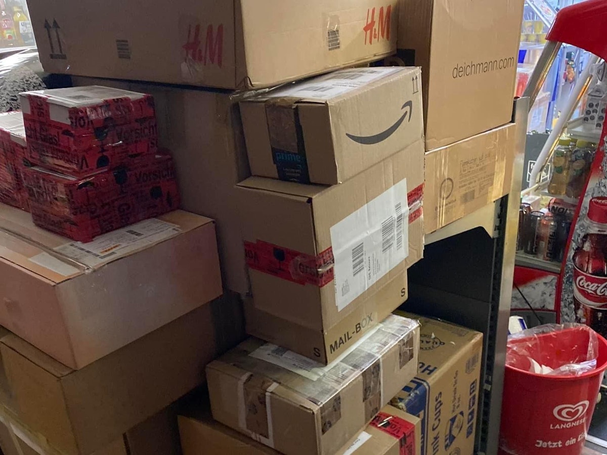 Pakete liegen gestapelt in einem Kiosk.