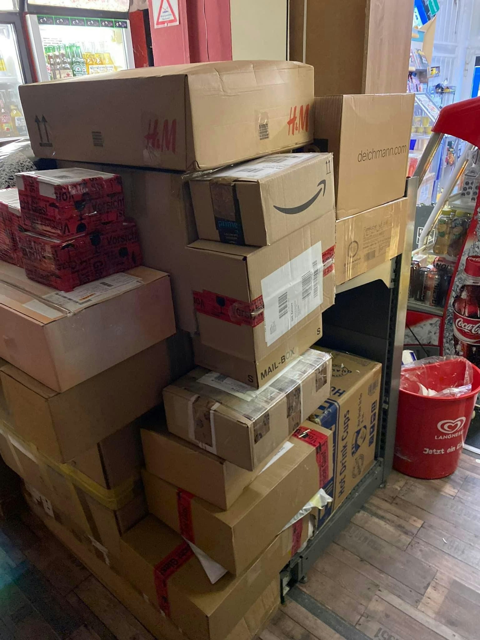 Pakete liegen gestapelt in einem Kiosk.