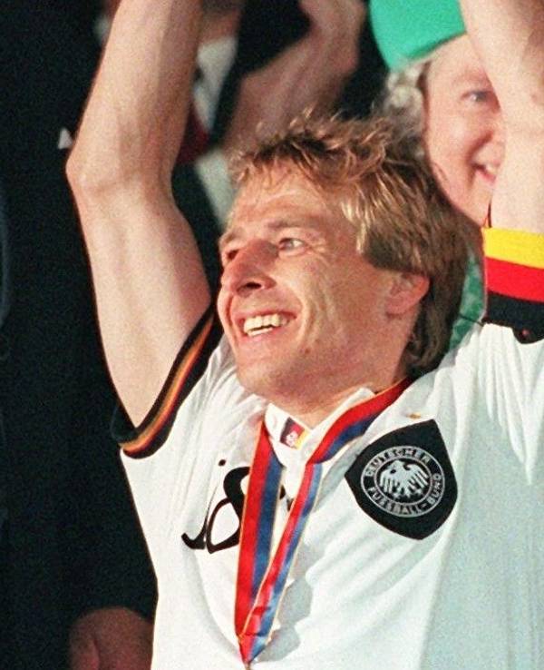 Jürgen Klinsmann streckt am 30. Juni 1996 im Wembley-Stadion vor Queen Elizabeth II. den EM-Pokal nach oben. Was machen unsere EM-Helden heute?